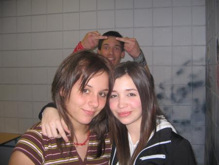 marie et sarah lol et le mec je le sais pas lol mais c un geste que j'aime le faire moi aussi surtout a marie